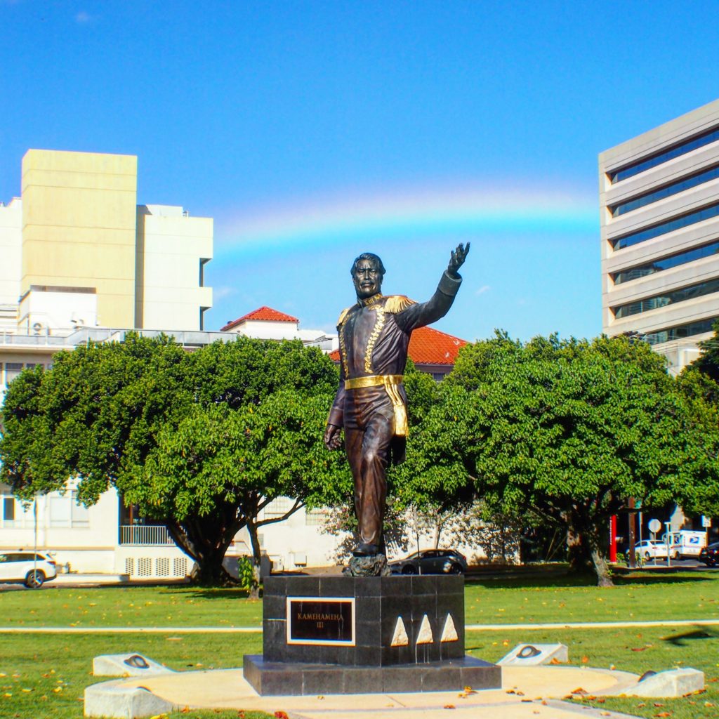 ハワイ　虹　カメハメハ３世　銅像　トーマススクエア　ホノルル　レインボー　ハワイの王族　王族の象徴